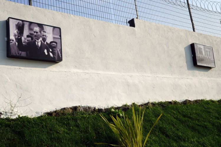Fatih Caddesi Atat&uuml;rk fotoğraflarıyla donatıldı