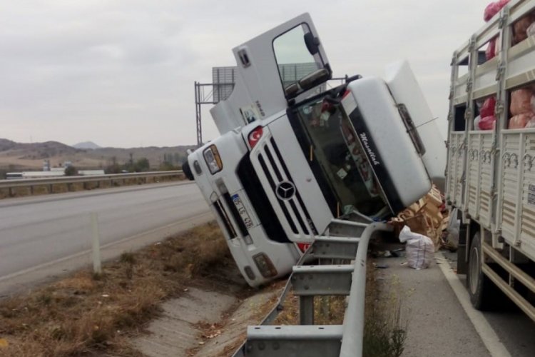 Sebze y&uuml;kl&uuml; kamyon orta ref&uuml;je devrildi