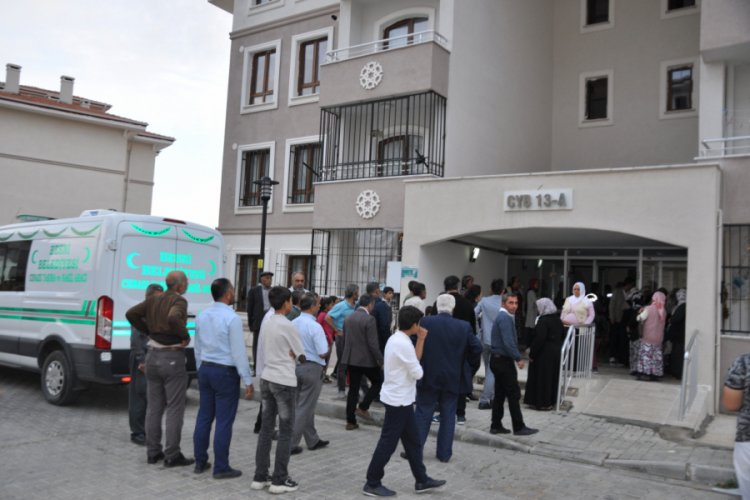 Yalnız yaşadığı evinde &ouml;l&uuml; bulundu