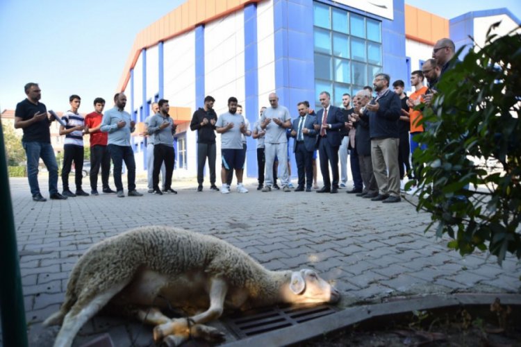 İneg&ouml;l Belediyespor yeni sezon &ouml;ncesi kurban kesti