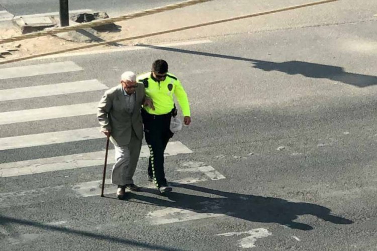 Polis, y&uuml;r&uuml;mekte zorluk &ccedil;eken yaşlı adamı karşıya ge&ccedil;irdi