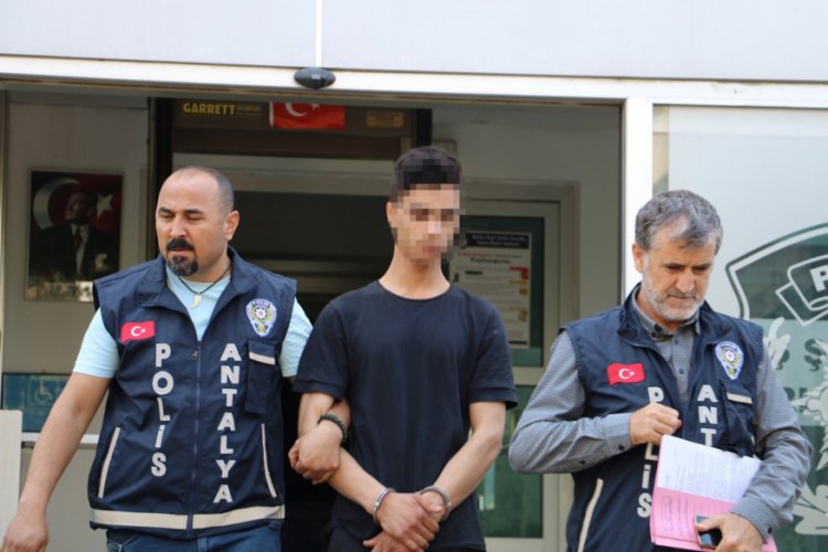 Boğazından bı&ccedil;aklayarak ağır yaralayan oğluna kıyamadı