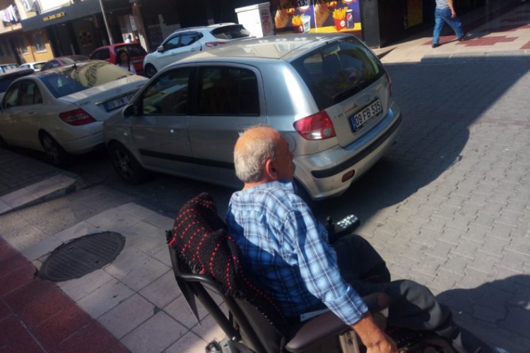 Engelli vatandaş, duyarsız s&uuml;r&uuml;c&uuml;n&uuml;n park ettiği ara&ccedil; nedeniyle mahsur kaldı