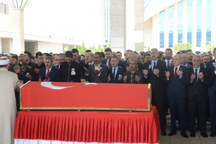 Şehit nişanlısını gelinlikle son yolculuğa uğurladı