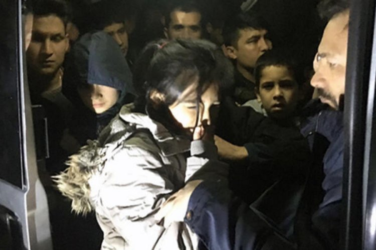 Durdurulan iki ara&ccedil;ta 13 yabancı uyruklu şahıs bulundu