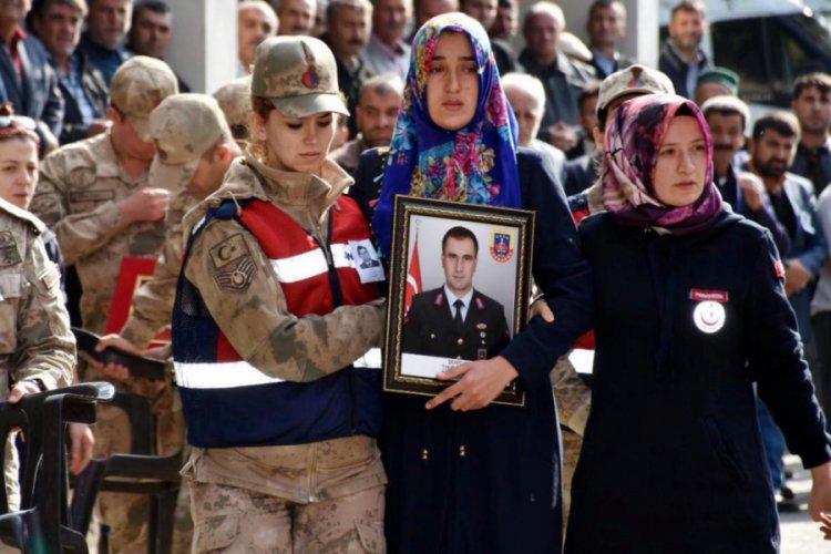Şehit eşinin fotoğrafını elinden bırakmadı