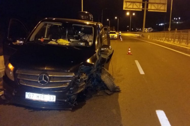 Turist taşıyan minib&uuml;s bariyerlere &ccedil;arptı