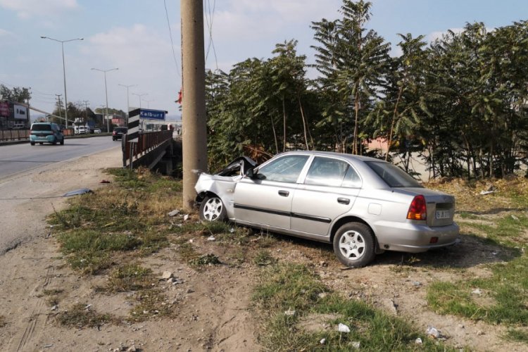 Bursa'da otomobilin direğe &ccedil;arptığı anlar g&uuml;venlik kamerasında