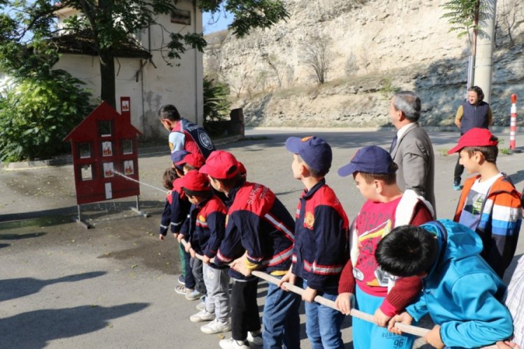 &Ouml;zel &ccedil;ocuklar itfaiyeyi ziyaret etti