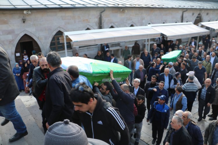 Trafik kazasında &ouml;len &ccedil;ift son yolculuğuna uğurlandı