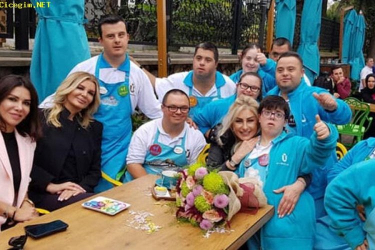 Muazzez Ersoy 'Tebess&uuml;m Kahvesi'ni ziyaret etti