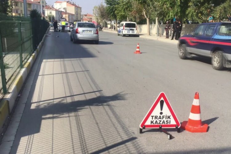 Otomobilin &ccedil;arptığı bisiklet s&uuml;r&uuml;c&uuml;s&uuml; yaralandı