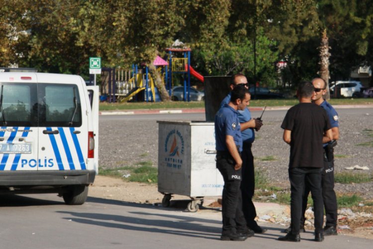 &Ccedil;&ouml;p konteynerinde 'cenin' alarmı takma diş ve kanlı bez &ccedil;ıktı