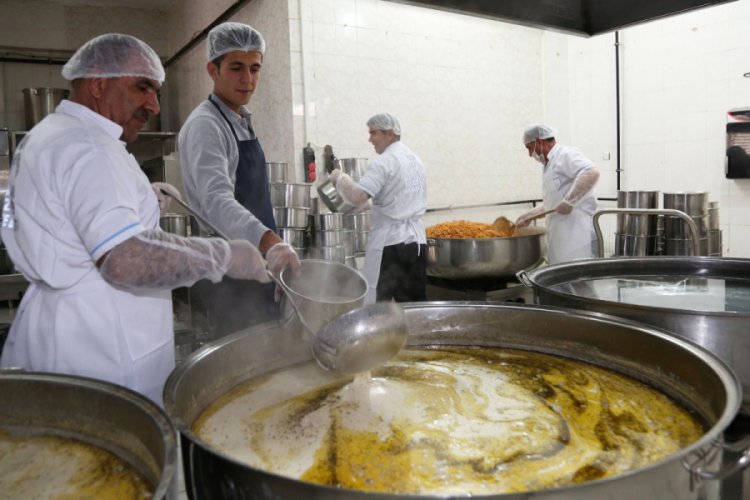 Van B&uuml;y&uuml;kşehir Belediyesi'nden 2 bin kişiye sıcak yemek
