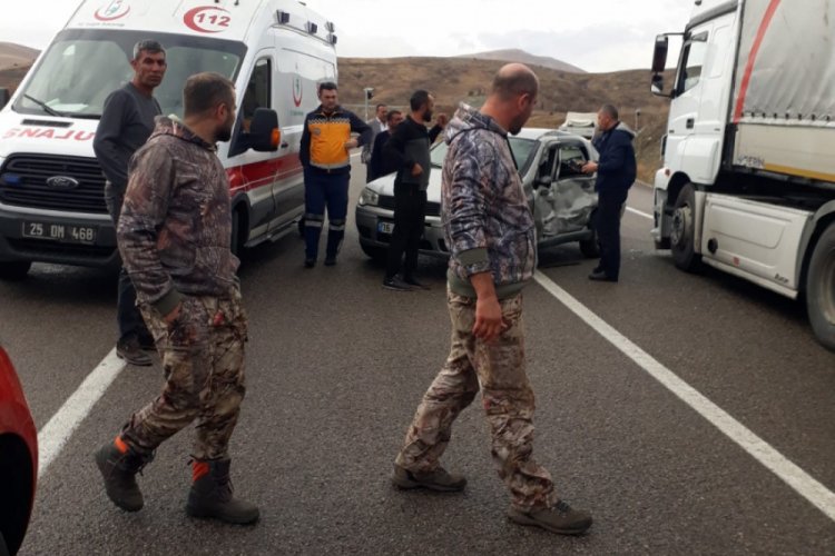 Aşkale'de iki ayrı trafik kazası: 3 yaralı