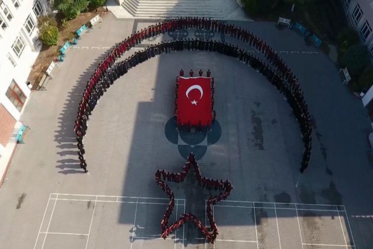 Liselilerden Barış Pınarı Harekatı i&ccedil;in ay yıldız koreografisi