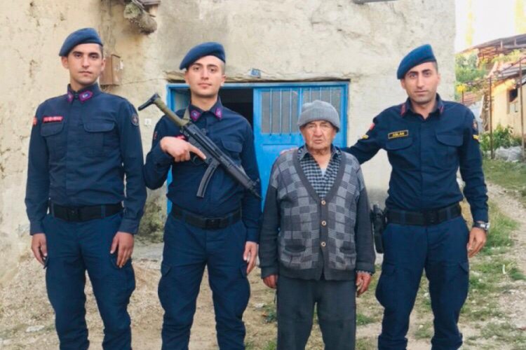 Kayıp Alzheimer hastası yaşlı adam mezarlıkta bulundu