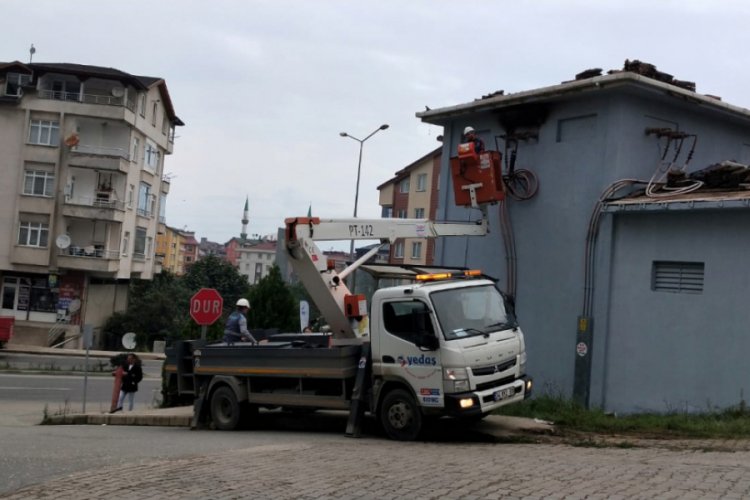 Boyadığı trafoda akıma kapılan iş&ccedil;i ağır yaralandı