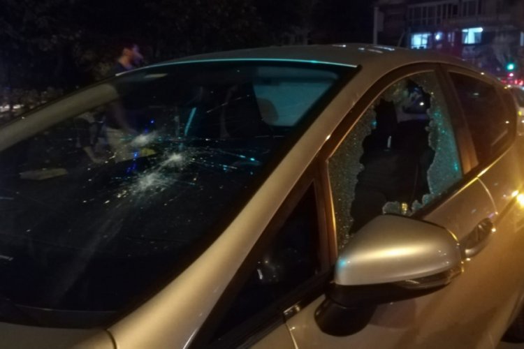 Kadın s&uuml;r&uuml;c&uuml; otomobile levyeyle sadırdı