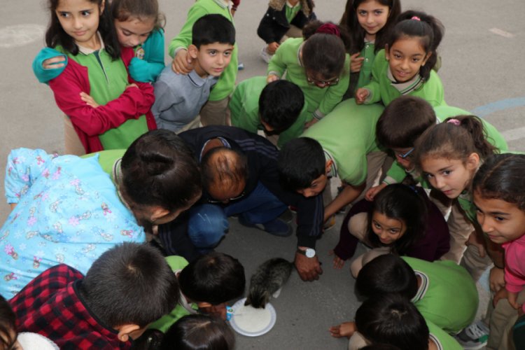 "Minnoş" k&uuml;&ccedil;&uuml;k &ouml;ğrencilerin sevgisiyle b&uuml;y&uuml;yor