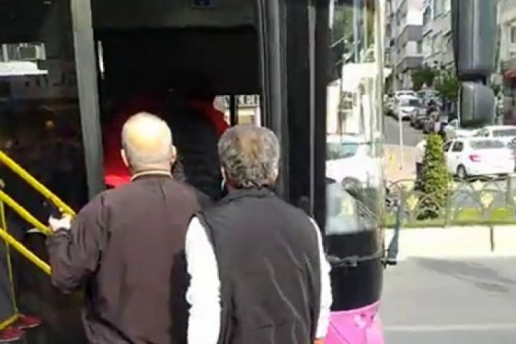 Otob&uuml;s şof&ouml;r&uuml; ile yolcu birbirine girdi