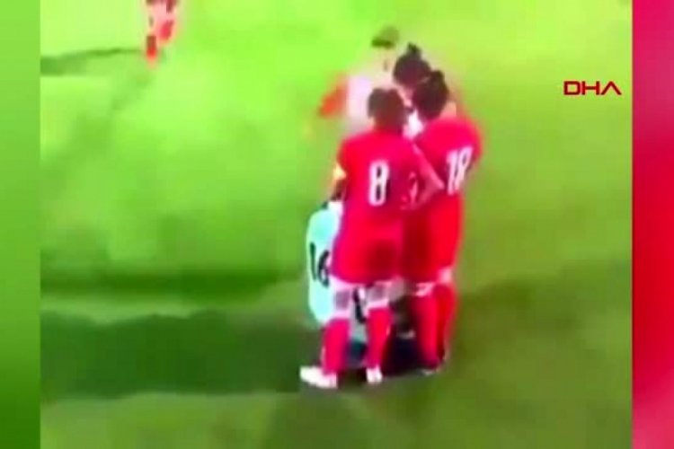Baş&ouml;rt&uuml;s&uuml; a&ccedil;ılan kadın futbolcuya yardım