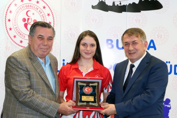 Bursalı sporcu Ay&ccedil;a &Ouml;zg&uuml;r'e &ouml;d&uuml;l