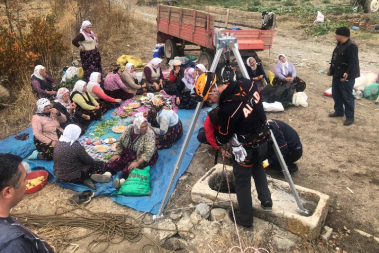 Kuyuya d&uuml;şen tilki kurtarıldı, tarım iş&ccedil;ileri izledi