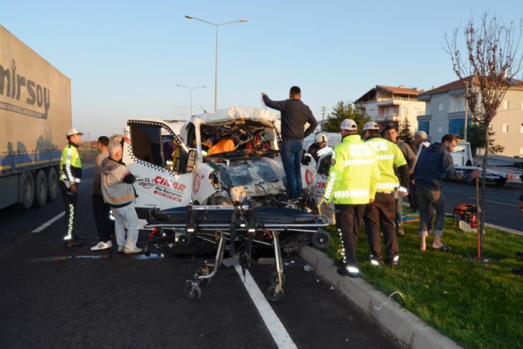 Kamyona &ccedil;arpan &ccedil;ekicinin s&uuml;r&uuml;c&uuml;s&uuml; &ouml;ld&uuml;