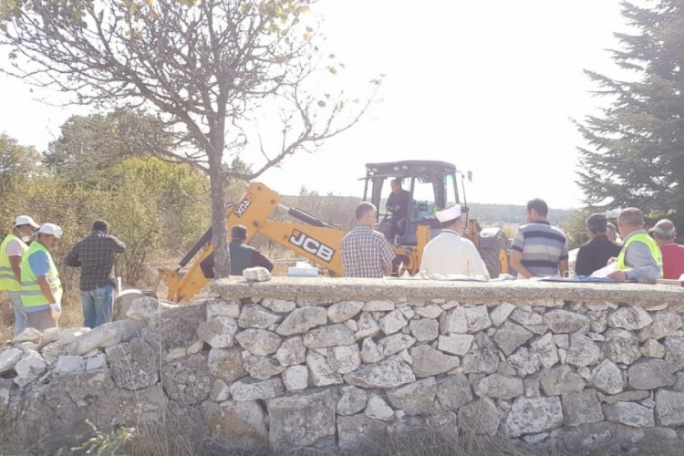 K&ouml;y mezarlığındaki kabirler dualarla taşınıyor