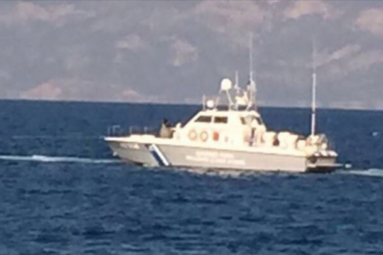 Yunan Sahil G&uuml;venlik teknesi d&uuml;zensiz g&ouml;&ccedil;men taşıyan bota &ccedil;arptı