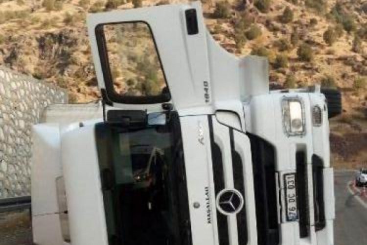 Siirt'te kamyon devrildi: 1 yaralı
