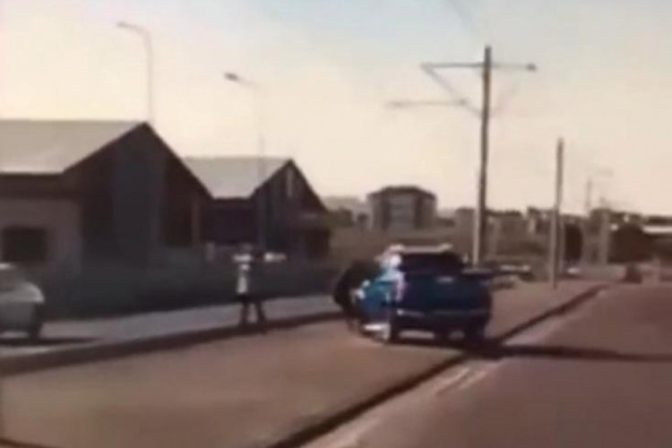 Kamyoneti yayaların &uuml;zerine s&uuml;ren s&uuml;r&uuml;c&uuml; serbest bırakıldı