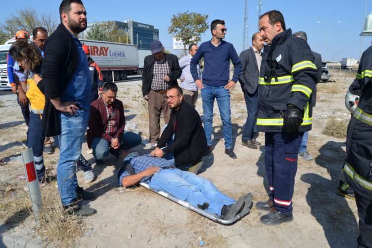 Minib&uuml;s ile otomobil &ccedil;arpıştı: 6 yaralı