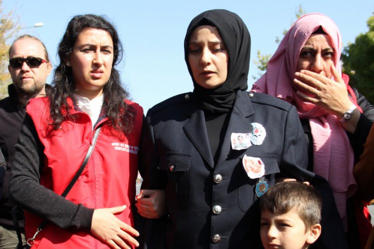Şehit eşini polis &uuml;niformasıyla uğurladı