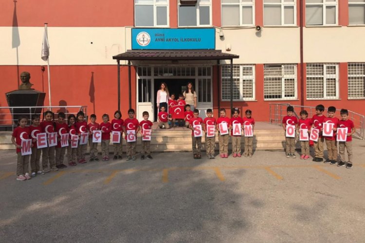Avni Akyol &ouml;ğrencilerinden askere selam