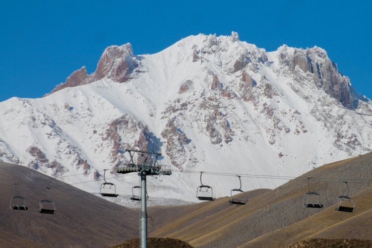 Erciyes Dağı'na mevsimin 4. kar yağışı oldu