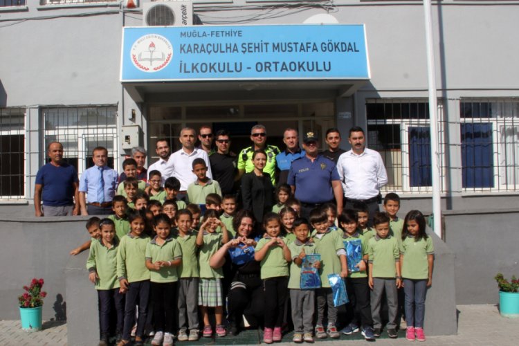 Kırık şemsiyesiyle polisin motosikletini yağmurdan korudu
