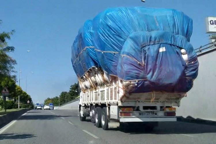 Aşırı y&uuml;kl&uuml; kamyon trafiği tehlikeye soktu