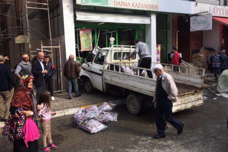 Kontrolden &ccedil;ıkan kamyonet markete daldı