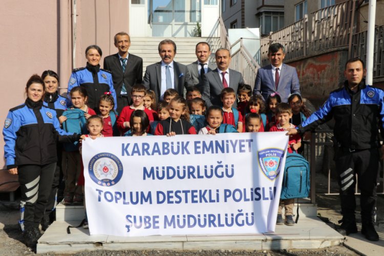 Polislerden &ccedil;ocuklara &ccedil;anta ve kitap hediyesi