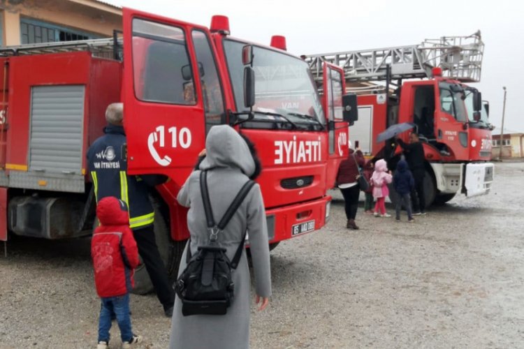 &Ccedil;aldıranlı minikler itfaiyecilerle tanıştı