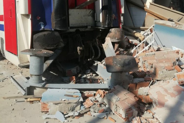 Yolcu treni, bakım at&ouml;lyesindeki odaya &ccedil;arptı: 1 yaralı