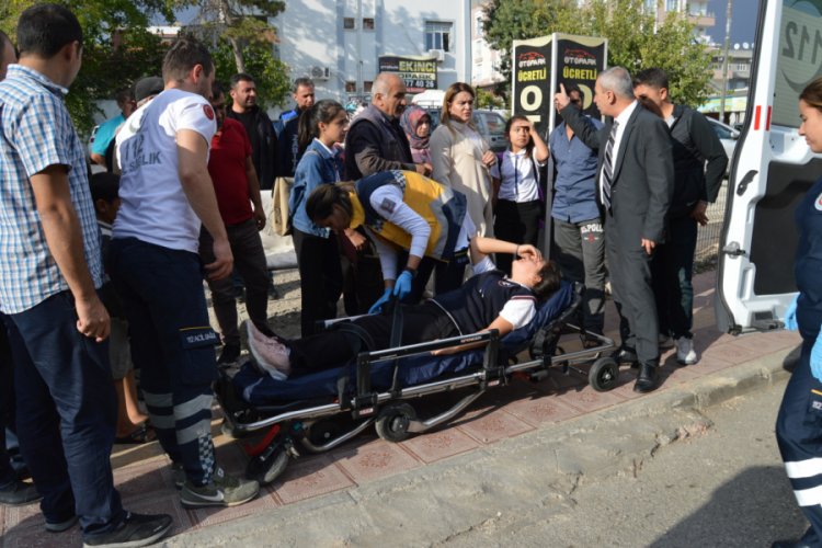 Trakt&ouml;r&uuml;n &ccedil;arptığı &ouml;ğrenci yaralandı
