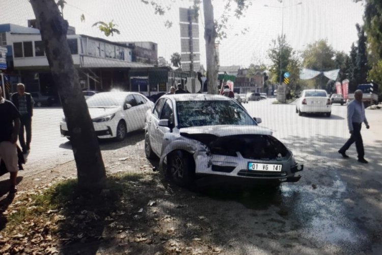 Adana'da otomobiller &ccedil;arpıştı