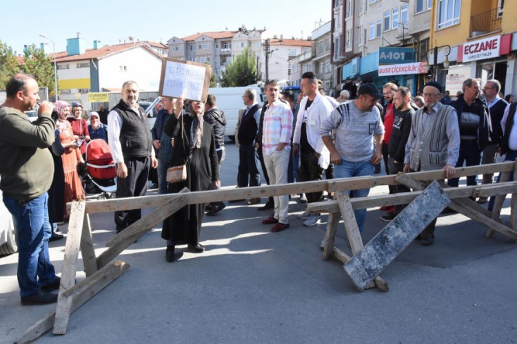 Minib&uuml;s g&uuml;zergahının değiştirilmesini protesto i&ccedil;in yol kapattılar