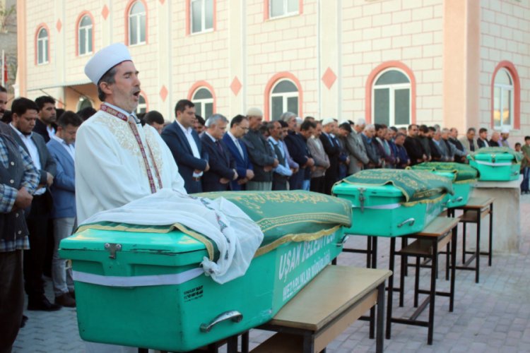 Yangın faciasında &ouml;len baba ve 3 &ccedil;ocuğu toprağa verildi