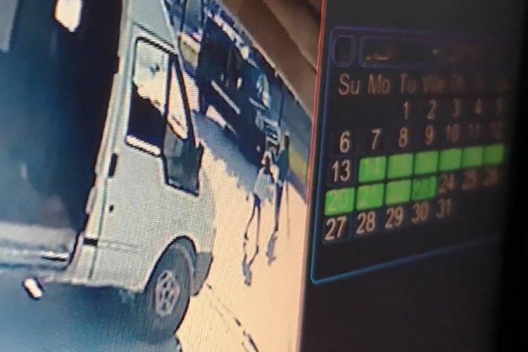 Bursa'da kazada yaralanan k&uuml;&ccedil;&uuml;k kız, elindeki &ccedil;ikolatayı bırakmadı