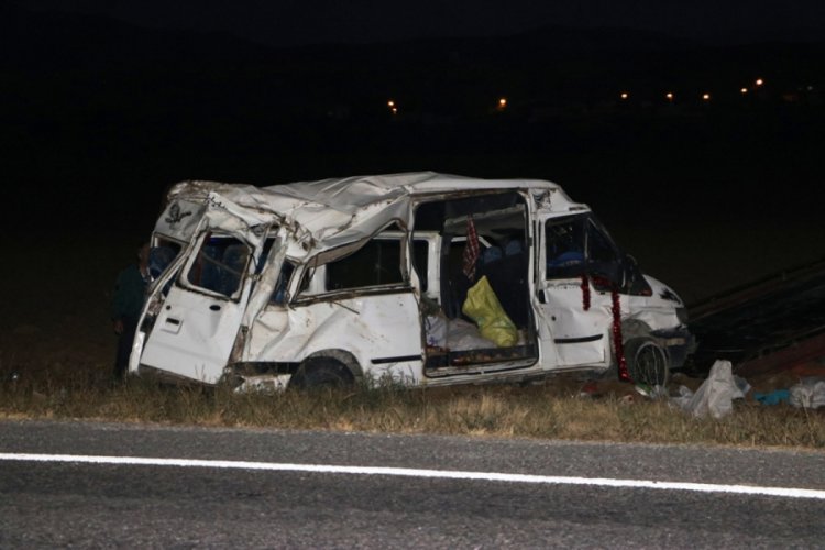 Suriyeli iş&ccedil;ileri taşıyan minib&uuml;s takla attı: 14 yaralı