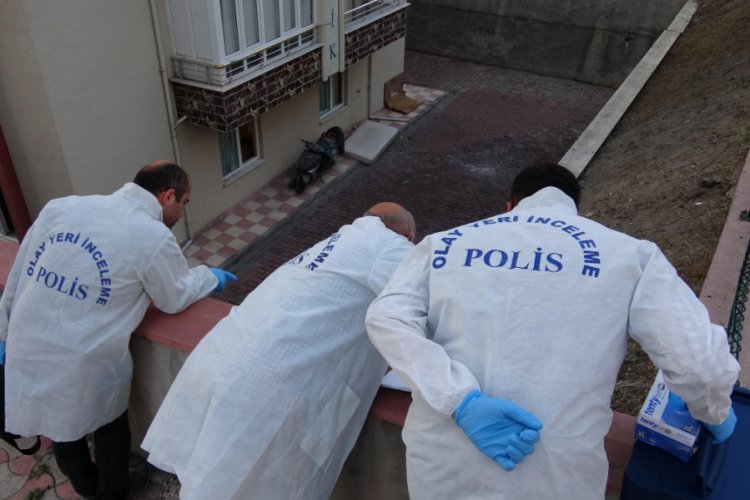 Koşarak apartman bah&ccedil;esine atladığı o anlar kamerada